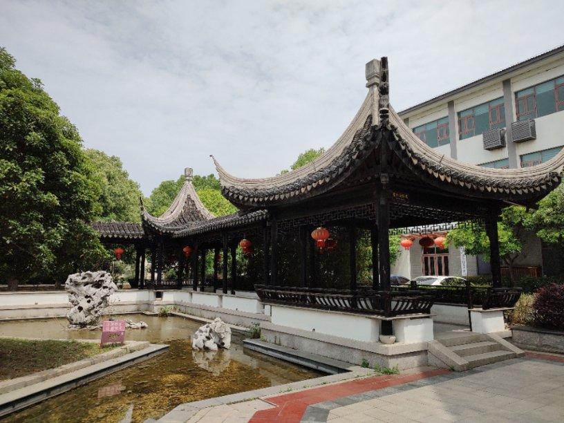 逃离破旧弃城